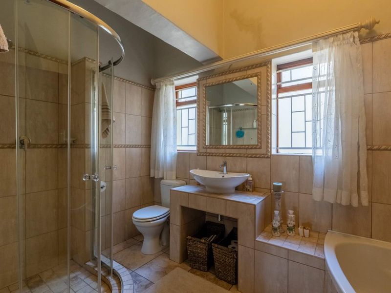 Historic Rawsonville home with timeless charm, spacious living, solar, borehole, and flatlet potential — blending heritage character with modern comfort. - Photo 9