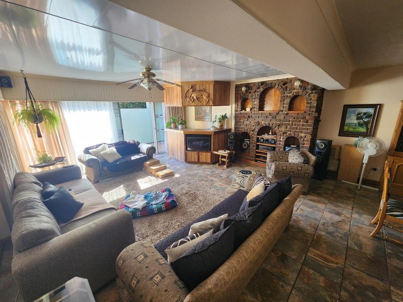 Beautiful 4 Bedroom Family Home in Fichardt Park - Photo 4