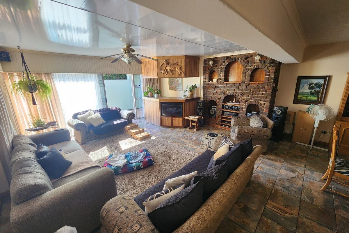 Beautiful 4 Bedroom Family Home in Fichardt Park - Photo 4