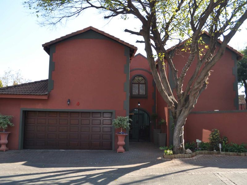 UPMARKET HOME FOR SALE IN SECURITY ESTATE N FAERIE GLEN - Photo 1