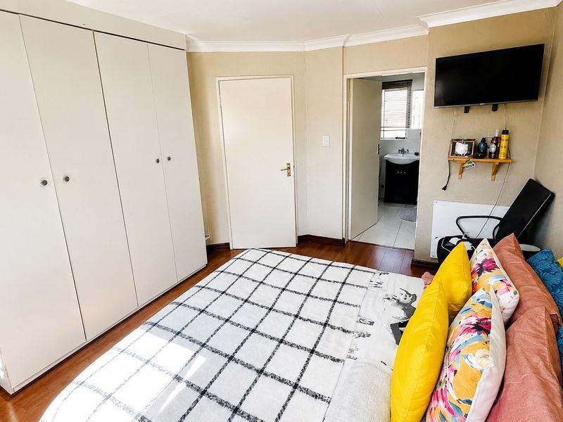 Townhouse For Sale in Glenvista, Johannesburg - Photo 8