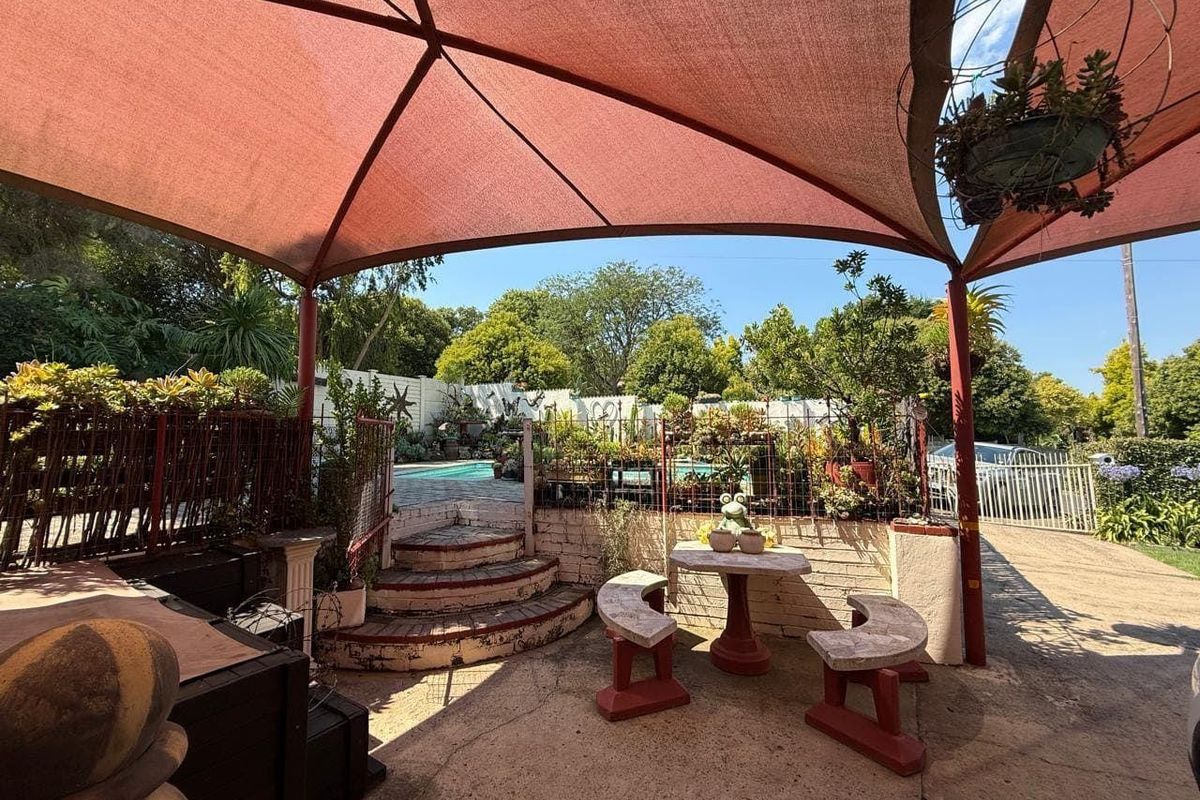 Comfortable Family Home with Flatlet Potential and Established Garden in Estcourt. - Photo 3
