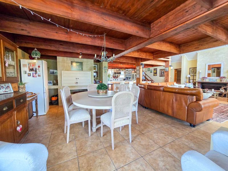 Family living with breathtaking river views. - Photo 7