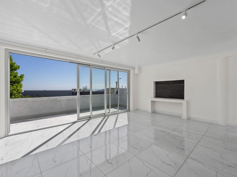 Magnificent Newly Renovated Family Home in Upper Vredehoek. - Photo 4