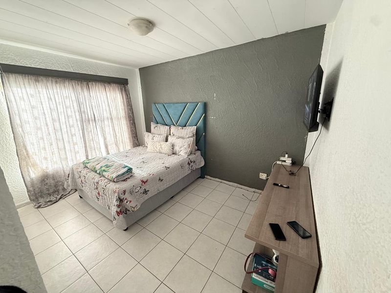 Hidden Spacious  2 Bedroom Apartment in Birchleigh  Kempton Park - Photo 10