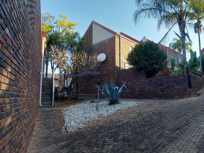Modern 2-Bed Townhouse with Lock-Up Garage & Pet-Friendly Perks - Photo 5