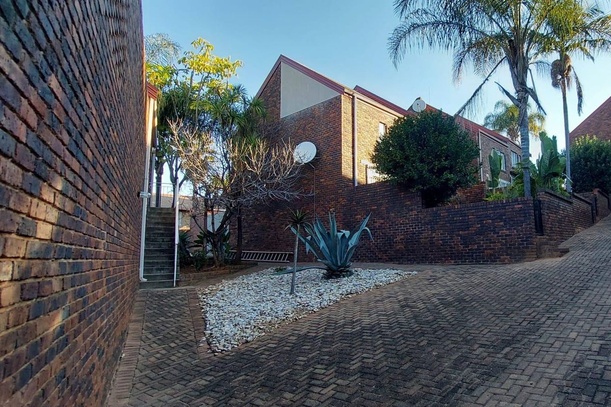 Modern 2-Bed Townhouse with Lock-Up Garage & Pet-Friendly Perks - Photo 5