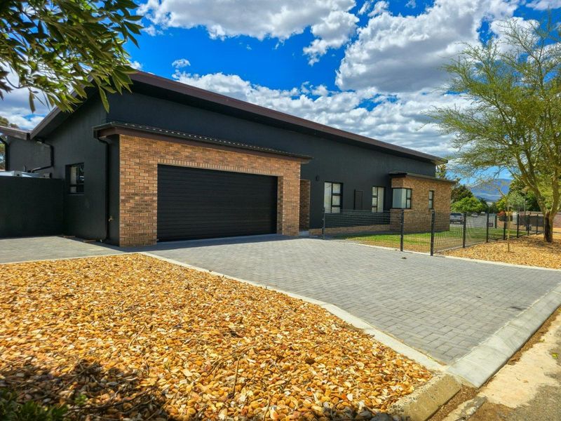 Ultra modern, one-of-a-kind three bedroom family home. - Photo 2