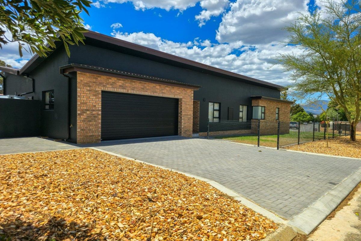 Ultra modern, one-of-a-kind three bedroom family home. - Photo 2