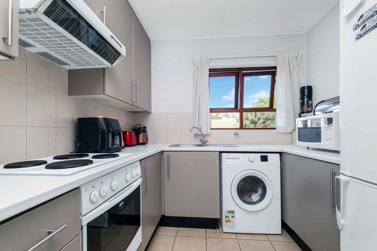 LIGHT 1 BEDROOM FIRST FLOOR APARTMENT FOR SALE IN BROADACRES - Photo 5