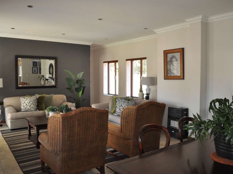UPMARKET HOME FOR SALE IN SECURITY COMPLEX IS PRETORIA EAST - Photo 4