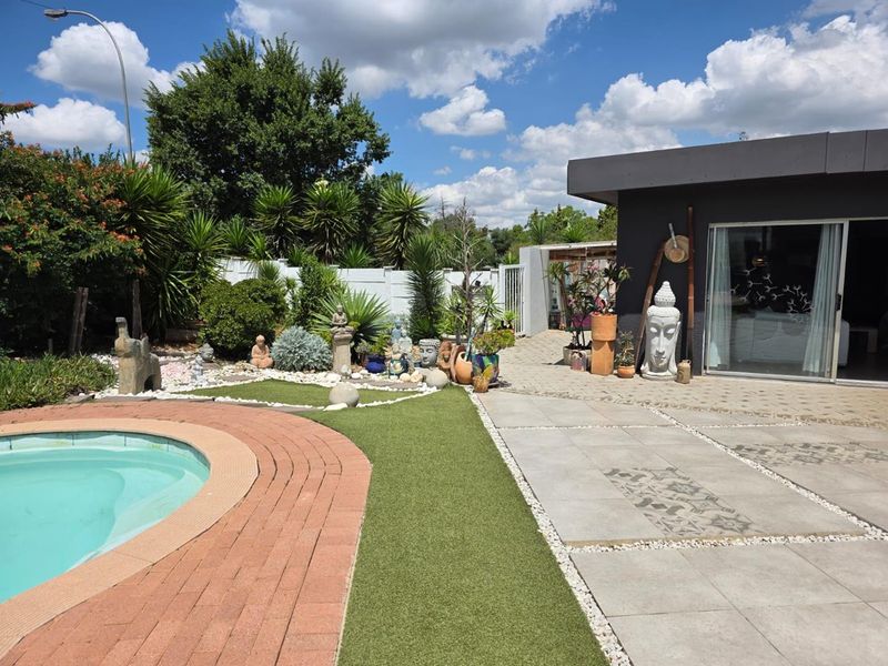 6 Bedroom Dual Living Property with Pool, Solar & Excellent Security - Photo 4