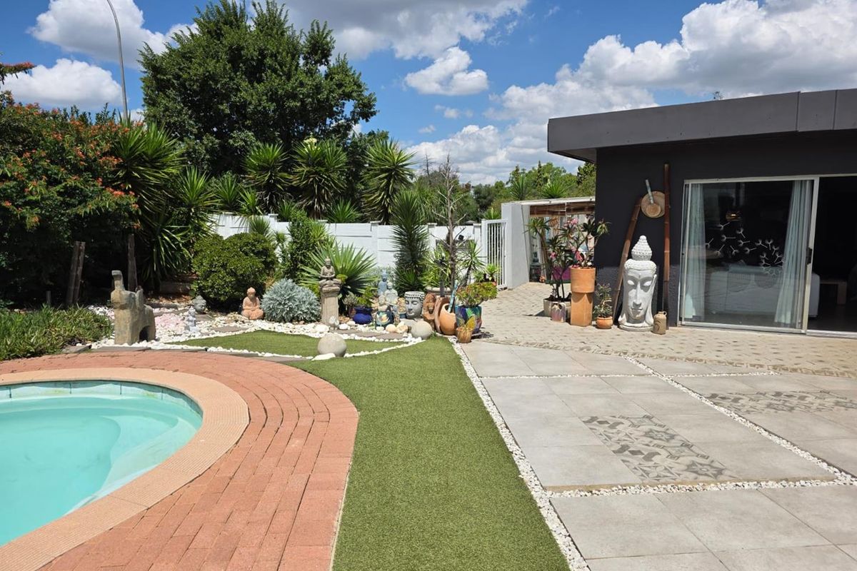 6 Bedroom Dual Living Property with Pool, Solar & Excellent Security - Photo 4