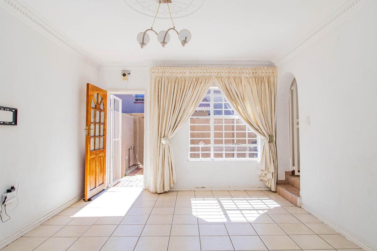 Spacious Living: Duplex Townhouse in Prime Rynsoord - Photo 4