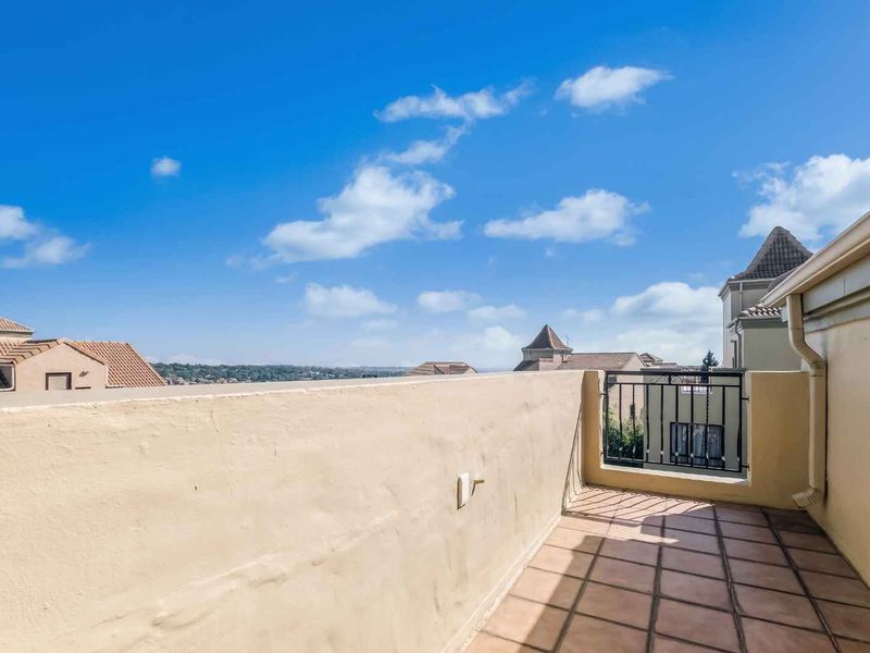 TOP FLOOR LOFT APARTMENT, BOASTING LOADS OF NAURAL LIGHT AND IN A FANTASTIC LOCATION - Photo 10