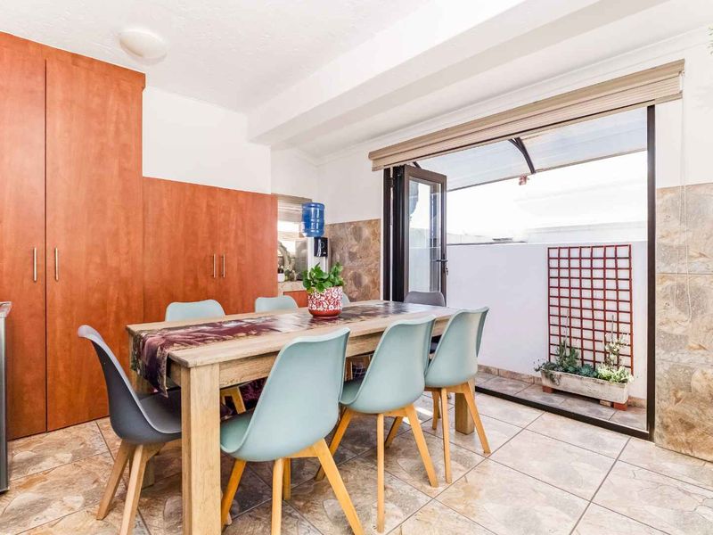 STUNNING LIGHT AND BRIGHT SIMPLEX - IN SOUGHT AFTER FLEETWOOD ESTATE - Photo 7