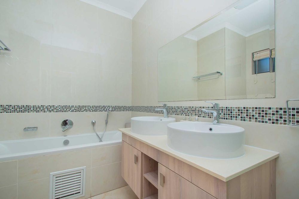 Modern en-suite with double sinks