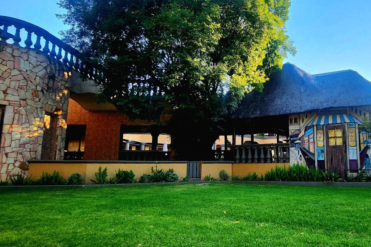 Castle in Alberante security estate perfect for a venue/restaurant/blended family - Photo 5