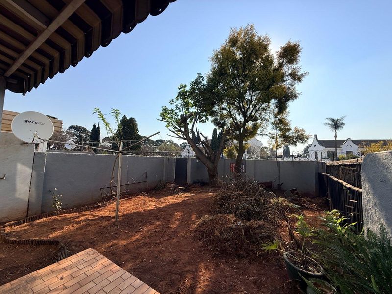Spacious 3-Bedroom Duplex Townhouse with Private Garden - Photo 2