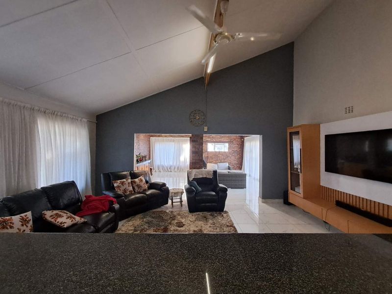 4 Bedroom house with 2 bedroom cottage - Photo 8