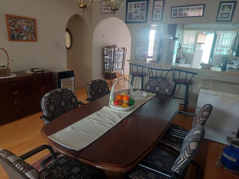 Pet Friendly Three Bedroom Home with Private Garden - Photo 7