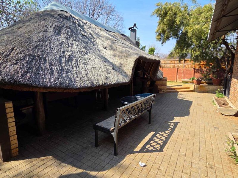 “Comfort, Space & Convenience – 5-Bedroom Home with Multiple Garages” - Photo 4