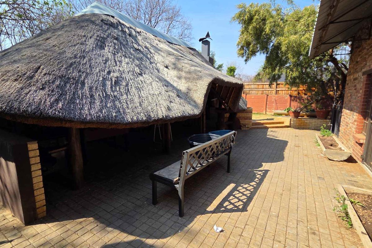 “Comfort, Space & Convenience – 5-Bedroom Home with Multiple Garages” - Photo 4