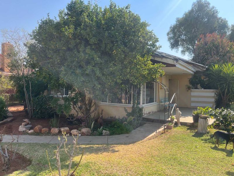 Sturdy 3-Bedroom Family Home in Die Rand - Photo 2