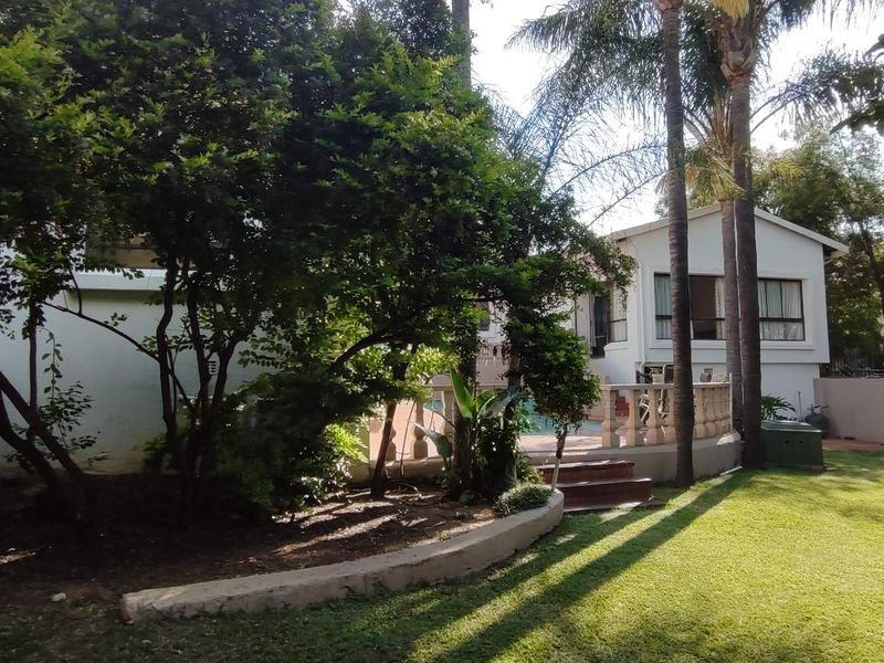 SECURE AND PRIVATE LIVING! - Photo 1