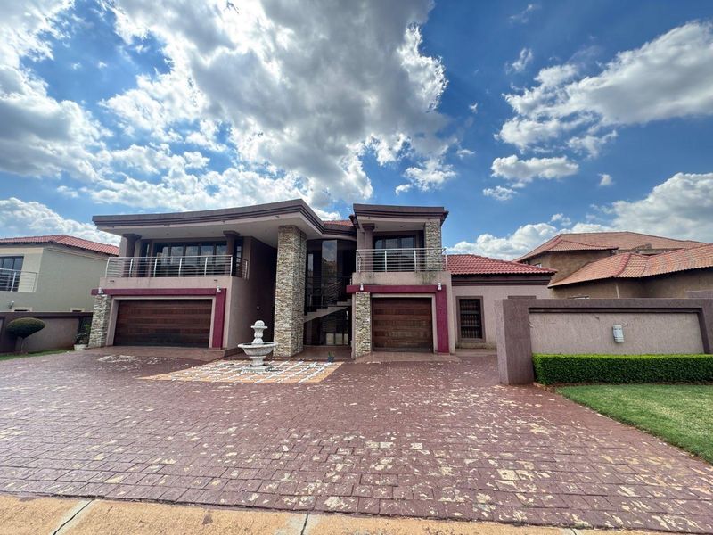 Elegant 6 Bedroom Double Storey Home With Cinema Room & Luxury Features - Photo 2