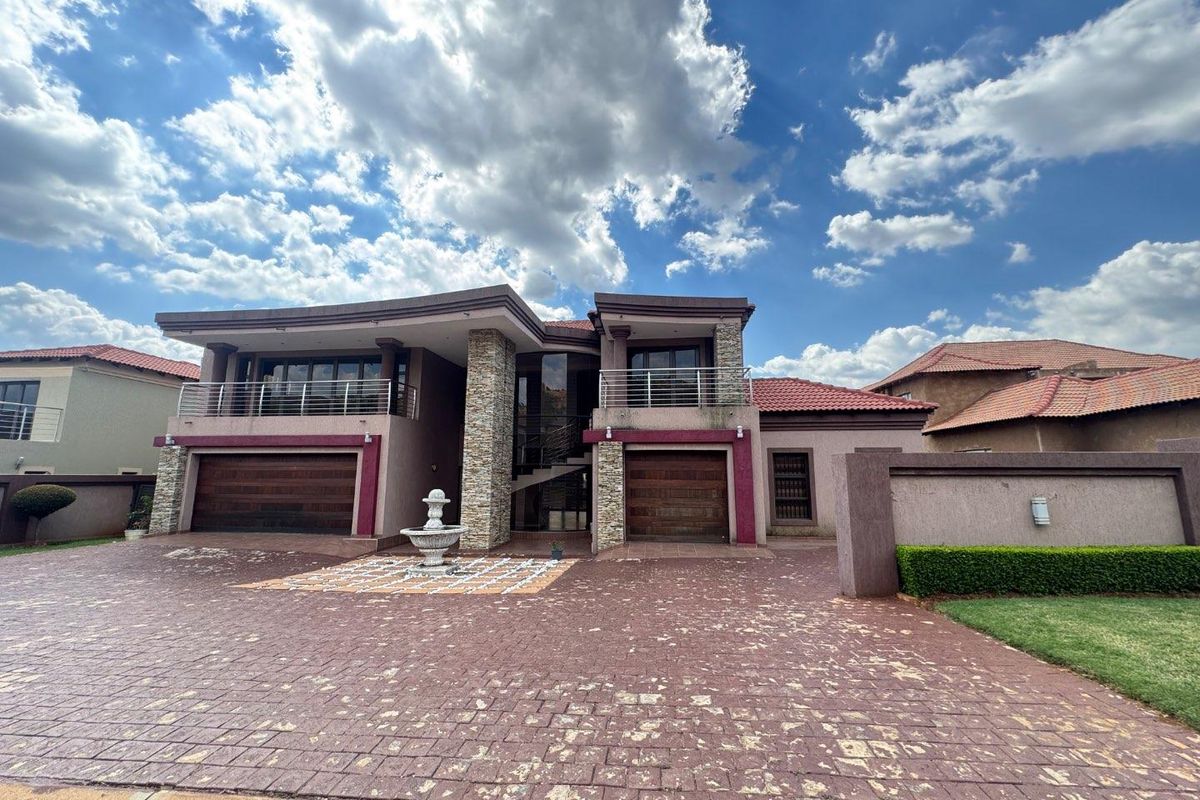 Elegant 6 Bedroom Double Storey Home With Cinema Room & Luxury Features - Photo 2