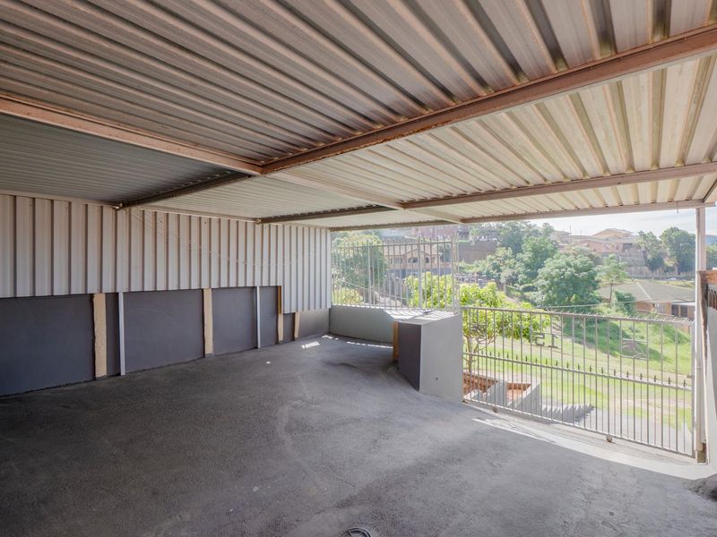 Move-In Ready Duplex in Lotus Park – Space, Security & Smart Living - Photo 3