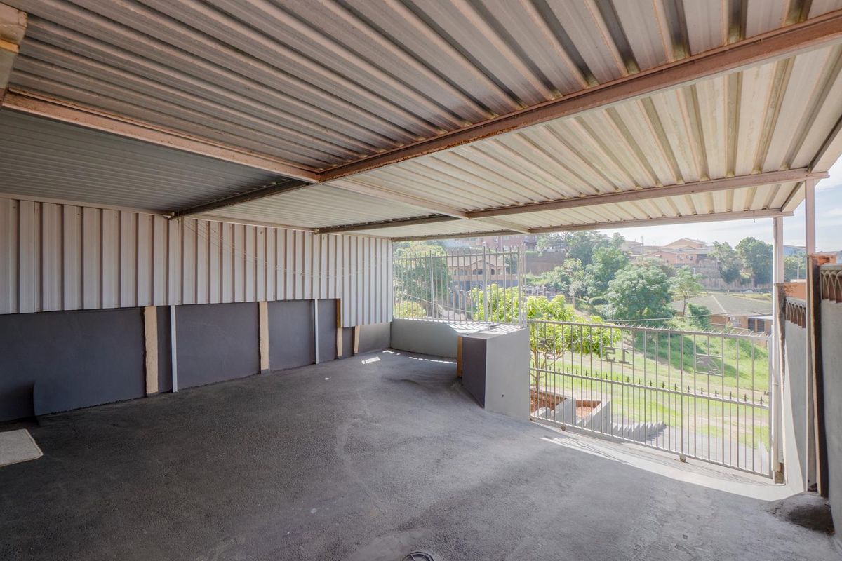 Move-In Ready Duplex in Lotus Park – Space, Security & Smart Living - Photo 3