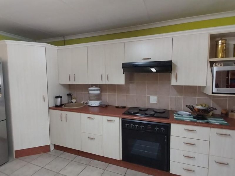 STUNNING 6.1 HECTARE SMALLHOLDING AND SPACIOUS HOME FOR SALE IN RIETFONTEIN PRETORIA EAST - Photo 6