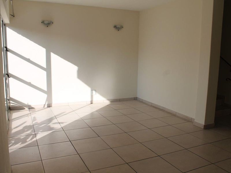 STUNNING DUPLEX TOWNHOUSE - Photo 4