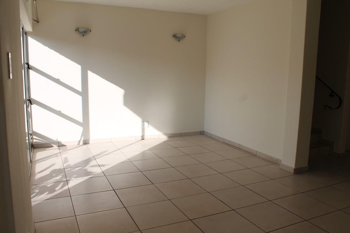 STUNNING DUPLEX TOWNHOUSE - Photo 4