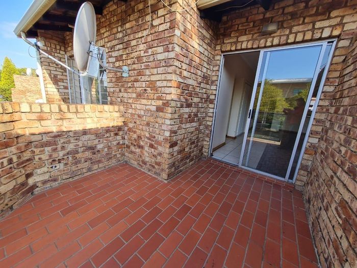 Property #1946554, Townhouse Pending Sale in Zwartkop Ext 7