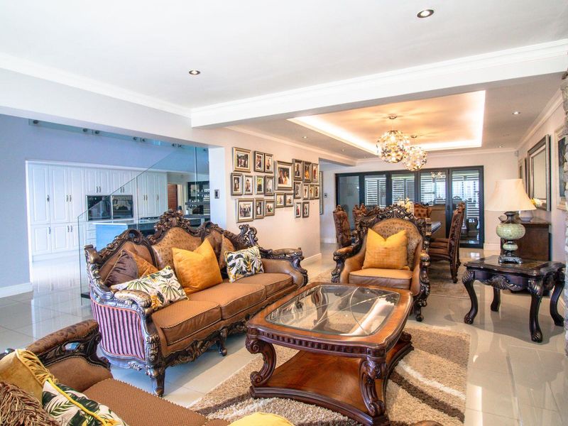 "Wake up every day to breathtaking sea views in this Gonubie masterpiece!" - Photo 7