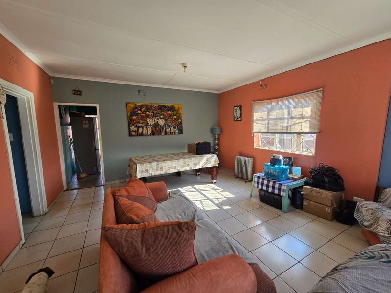 Home with pool and potential flatlet - Photo 2
