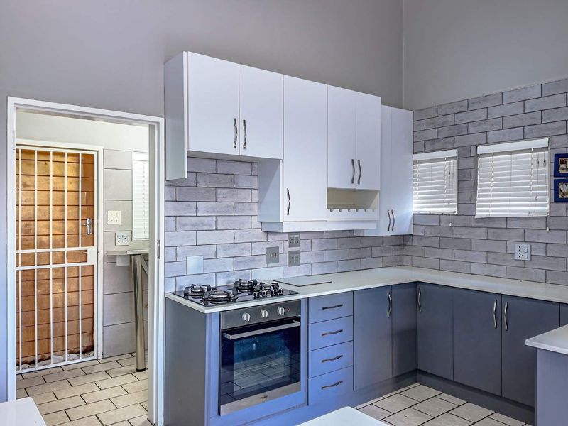 "Dive Into Comfort: Stunning Poolside Sanctuary with Granny Flat!" - Photo 8