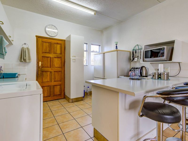 3 Bedroom  Ground floor Townhouse in Norkem Park - Photo 6