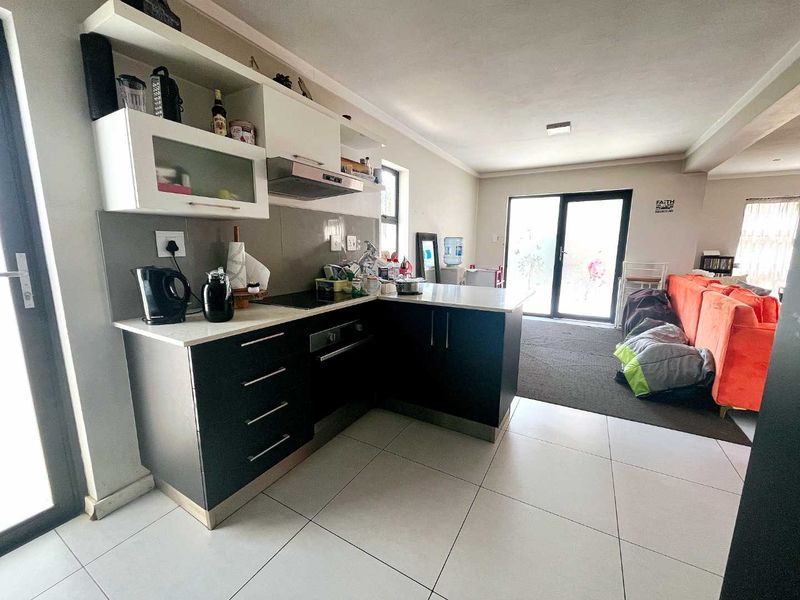 Spacious Double-Storey Townhouse in Secure Equestria Complex - Photo 6