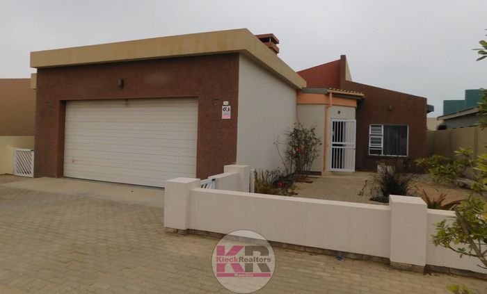 Property #2492565, House For Sale in Henties Bay Central