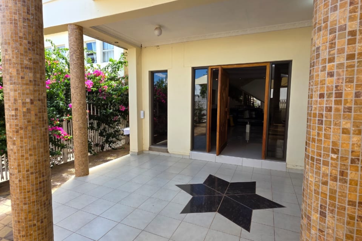 6-Bedroom House For Sale | Cimbebasia - Photo 2