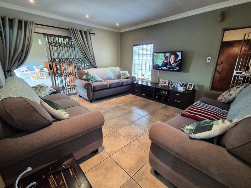 Modern 3 Bedroom Family Home in Brackendowns - Photo 6