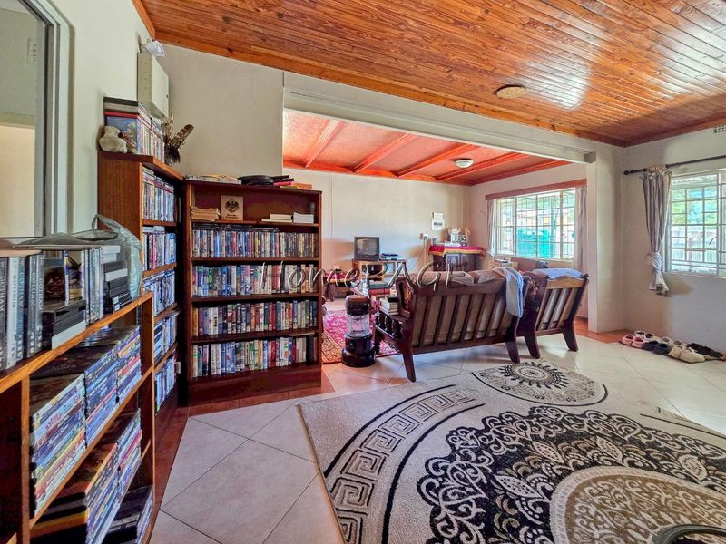 Omaruru:  3 Bedr Home with 4 x 2 Bedroom Flats for Sale - Photo 8