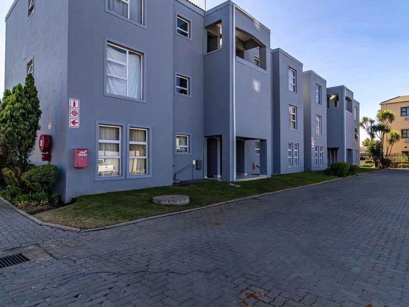 Your Ideal Home: Ground Floor Unit with Patio & Pool Access - Photo 4