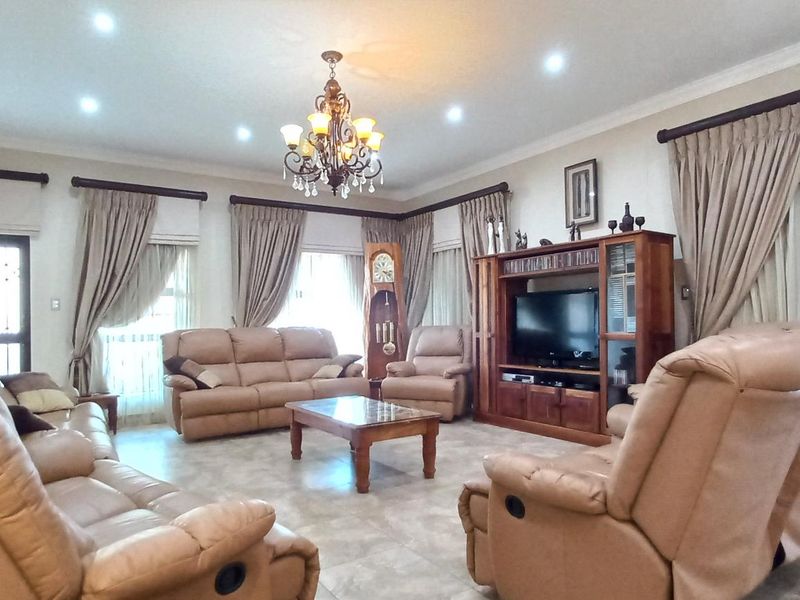 Spacious entertainer stacked with lifestyle advantages – A secure investment for the future - Photo 8