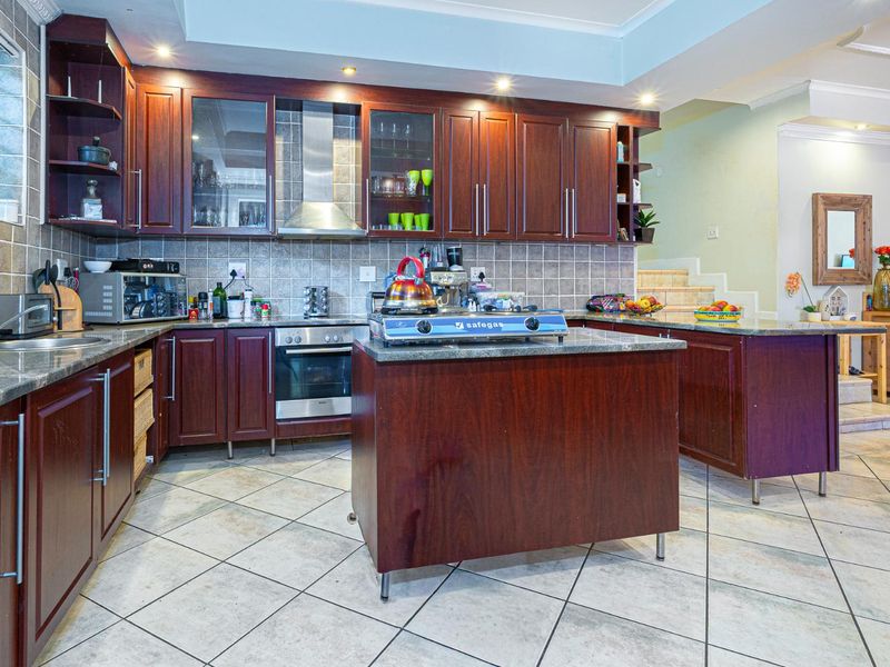 Renovator’s Dream in Sought-After Bishopscourt - Photo 9