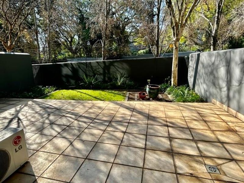 MODERN EXECUTIVE 2 BED 2.5 BATH FURNISHED GARDEN APARTMENT BENMORE - Photo 3